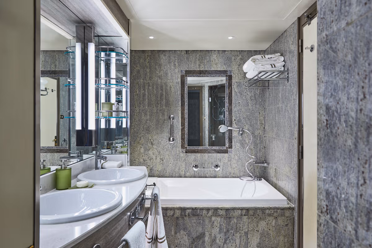 Medallion Suite bath
